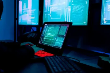 Pantalla con alertas rojas de ciberataques mostrando logos de bancos y la Alcaldía de Medellín en Colombia