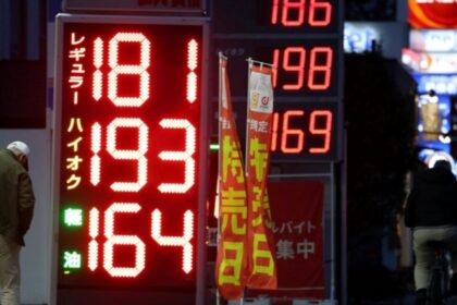 Gráfico del barril de petróleo Brent superando los $100 por el conflicto en Oriente Medio y su impacto en la gasolina