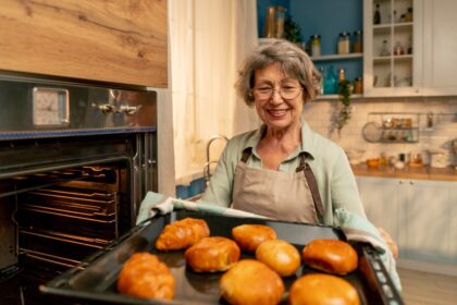 Abuela cocinando un guiso tradicional con ingredientes frescos, transmitiendo cariño en cada paso de la receta