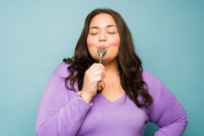 Ilustración científica de la grelina activando papilas gustativas y el núcleo accumbens al probar chocolate, mostrando cómo el hambre intensifica sabores y texturas