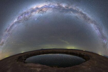 Ilustración científica del núcleo de la Vía Láctea con capas de materia oscura desafiando la teoría del agujero negro