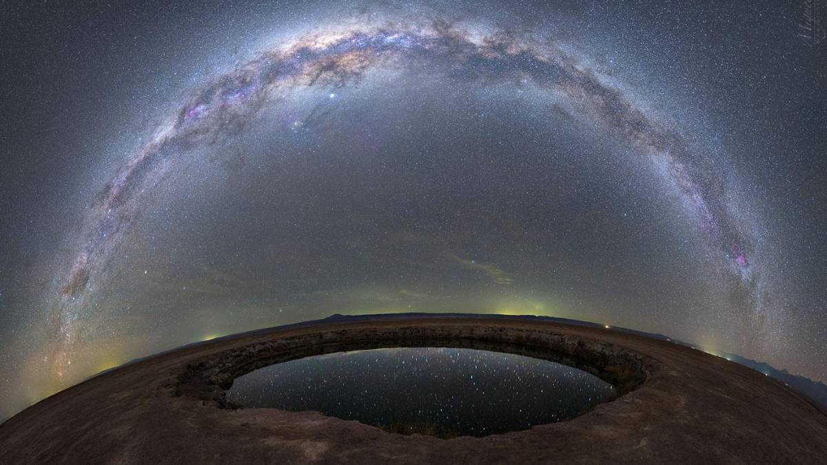 Ilustración científica del núcleo de la Vía Láctea con capas de materia oscura desafiando la teoría del agujero negro