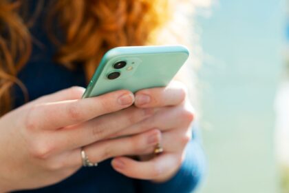 Pantalla de chatbot mostrando respuestas genéricas de 'terapia' con IA, sin contexto humano ni protocolos éticos