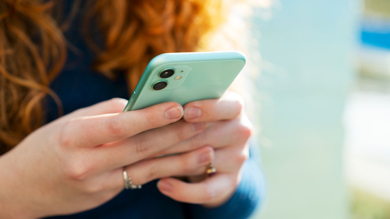 Pantalla de chatbot mostrando respuestas genéricas de 'terapia' con IA, sin contexto humano ni protocolos éticos