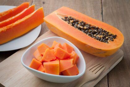 Ajo crudo triturado, semillas de calabaza y jengibre fresco sobre mesa de madera, ingredientes clave para combatir parásitos intestinales de forma natural