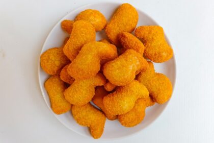 Bolsa de nuggets de pollo en forma de dinosaurio con alerta por contaminación de plomo según FSIS