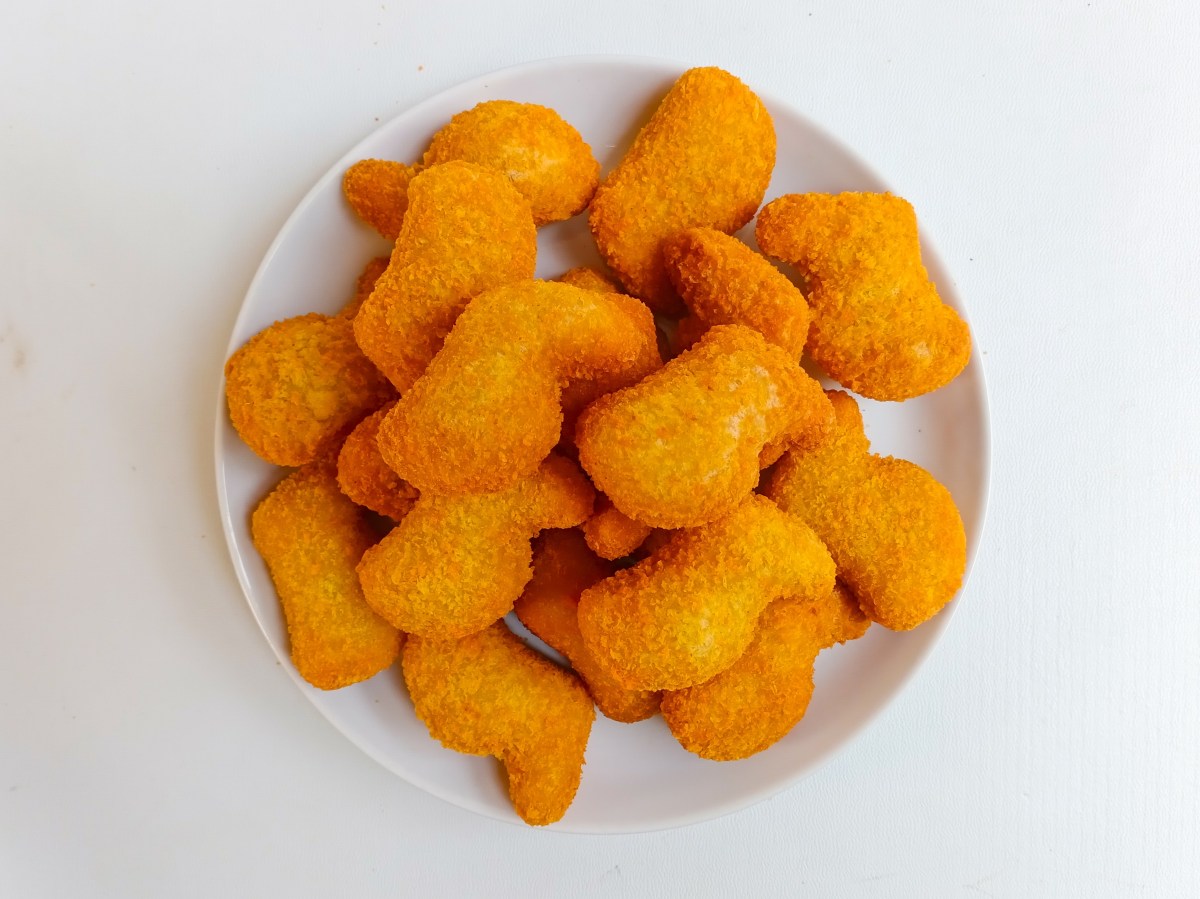 Bolsa de nuggets de pollo en forma de dinosaurio con alerta por contaminación de plomo según FSIS