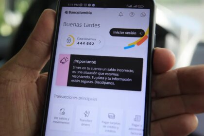 Pantalla de error 'Algo salió mal' en app bancaria durante caída masiva en día de pagos de nómina