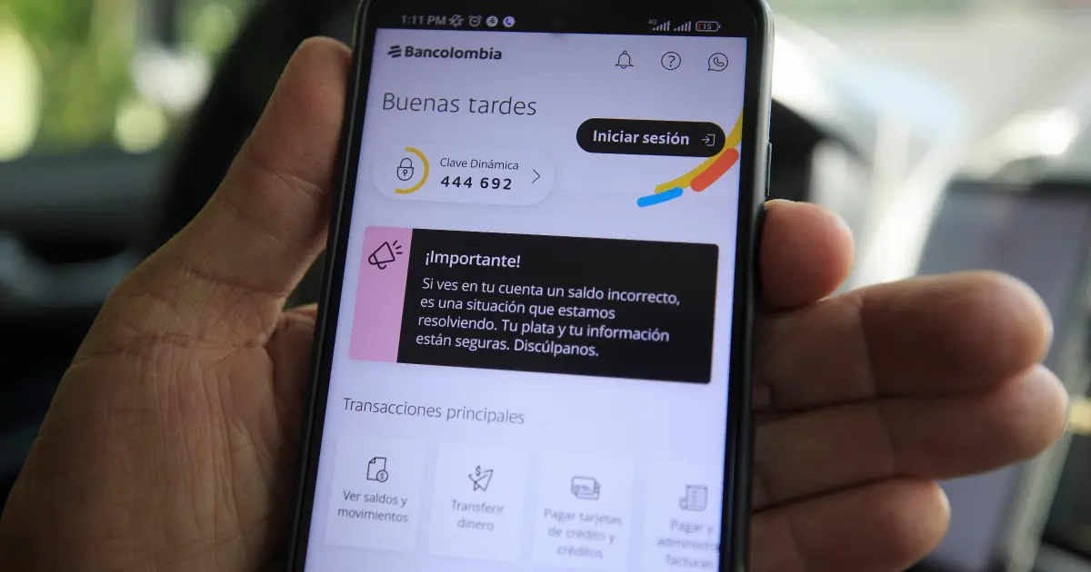 Pantalla de error 'Algo salió mal' en app bancaria durante caída masiva en día de pagos de nómina