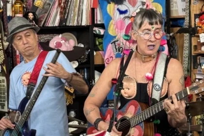 Aterciopelados en el Tiny Desk de NPR con Andrea Echeverri al frente, reinterpretando 'Bolero Falaz' en formato acústico rodeados de libros