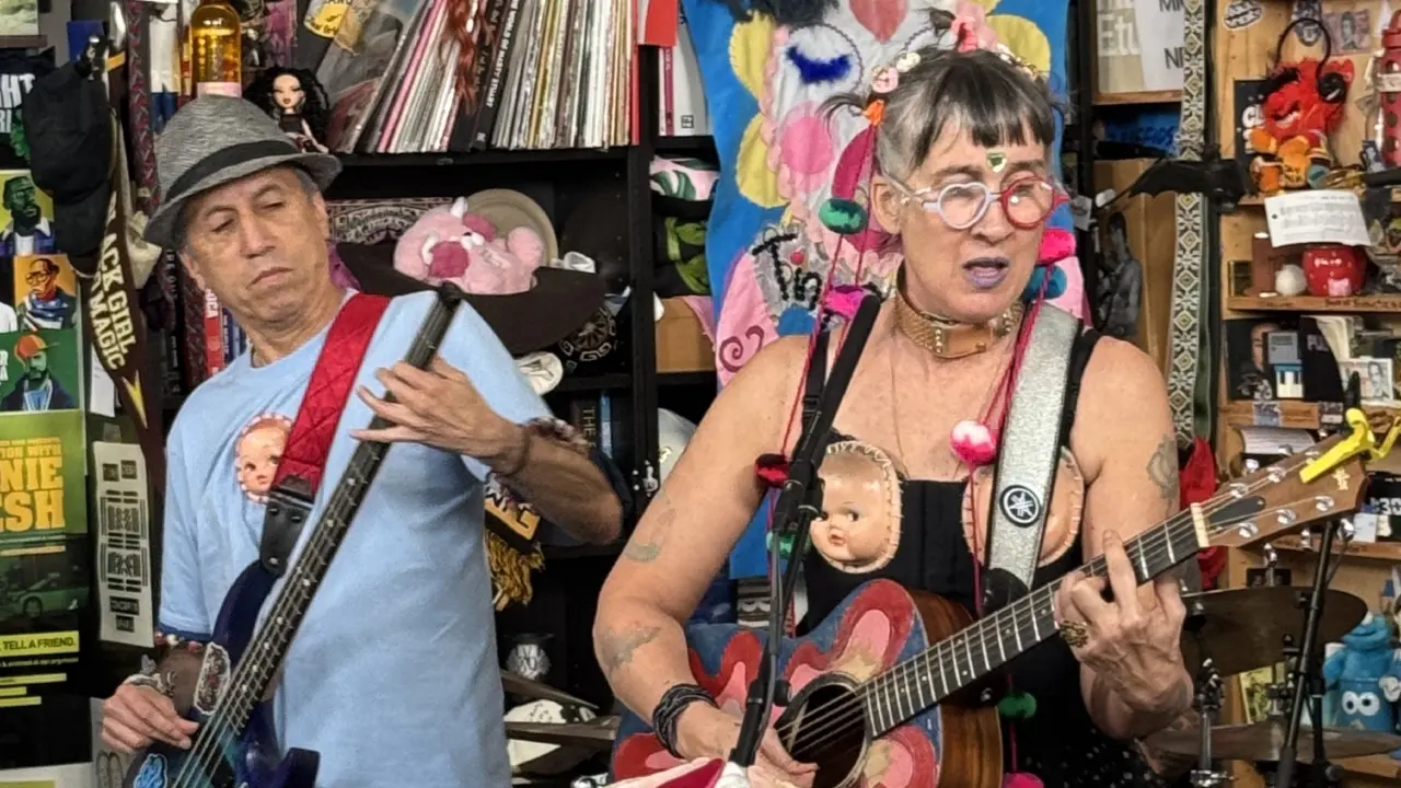 Aterciopelados en el Tiny Desk de NPR con Andrea Echeverri al frente, reinterpretando 'Bolero Falaz' en formato acústico rodeados de libros