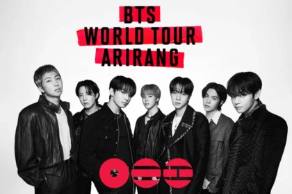 Multitud de fans del ARMY colombiano con carteles pidiendo 'BTS en Bogotá ya' frente al Estadio El Campín lleno de globos morados y fotos de los 7 integrantes