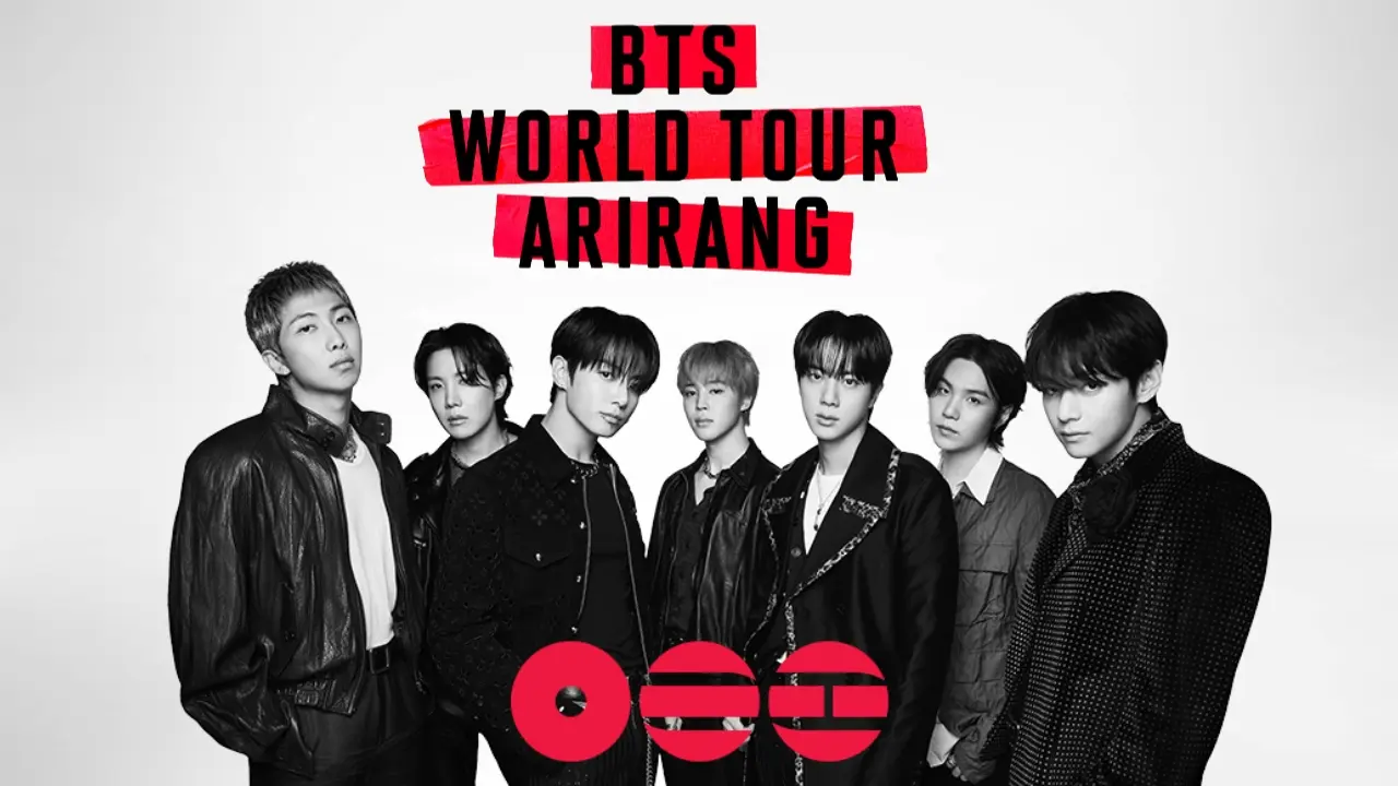 Multitud de fans del ARMY colombiano con carteles pidiendo 'BTS en Bogotá ya' frente al Estadio El Campín lleno de globos morados y fotos de los 7 integrantes