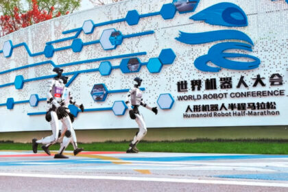 300 robots humanoides alineados en Pekín listos para competir en la media maratón 2026, demostrando autonomía y tecnología puntera