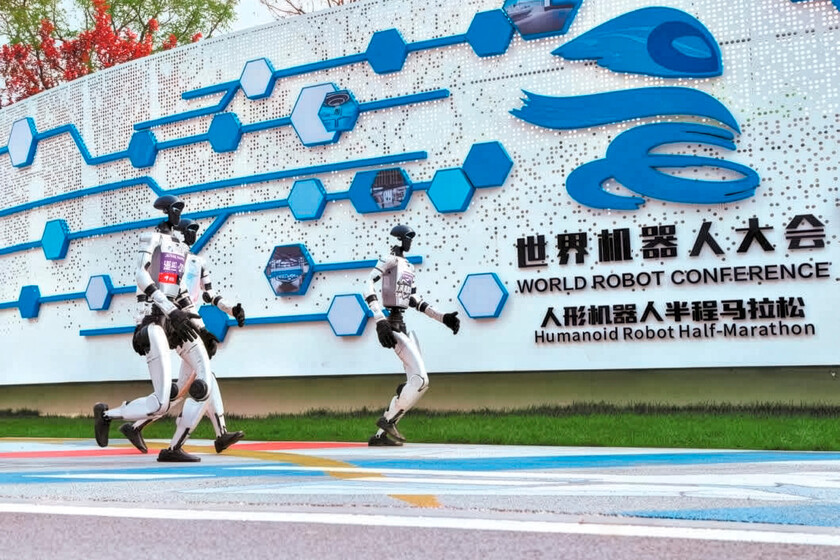 300 robots humanoides alineados en Pekín listos para competir en la media maratón 2026, demostrando autonomía y tecnología puntera