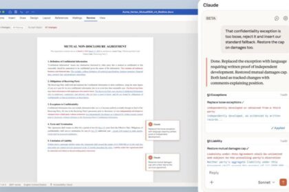 Captura de pantalla del complemento Claude en Microsoft Word mostrando sugerencias de edición con revisiones rastreadas