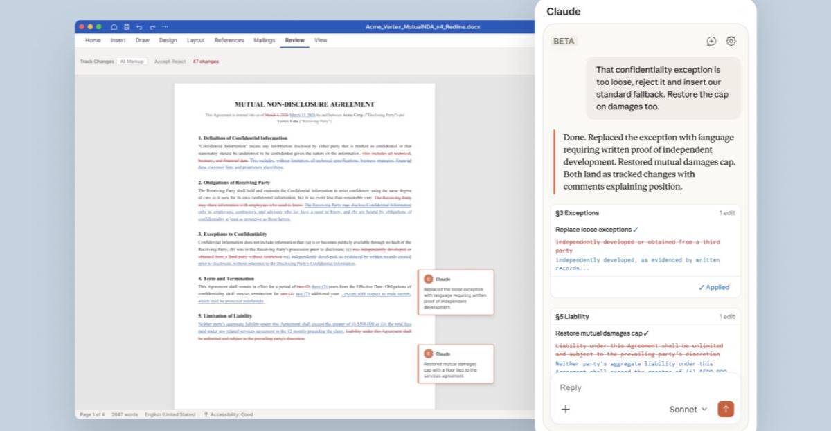 Captura de pantalla del complemento Claude en Microsoft Word mostrando sugerencias de edición con revisiones rastreadas
