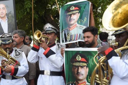 Bandera de Pakistán ondeando frente a sede de negociaciones en Islamabad, donde EE.UU. e Irán firmaron tregua histórica en 2026