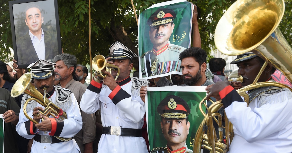 Bandera de Pakistán ondeando frente a sede de negociaciones en Islamabad, donde EE.UU. e Irán firmaron tregua histórica en 2026