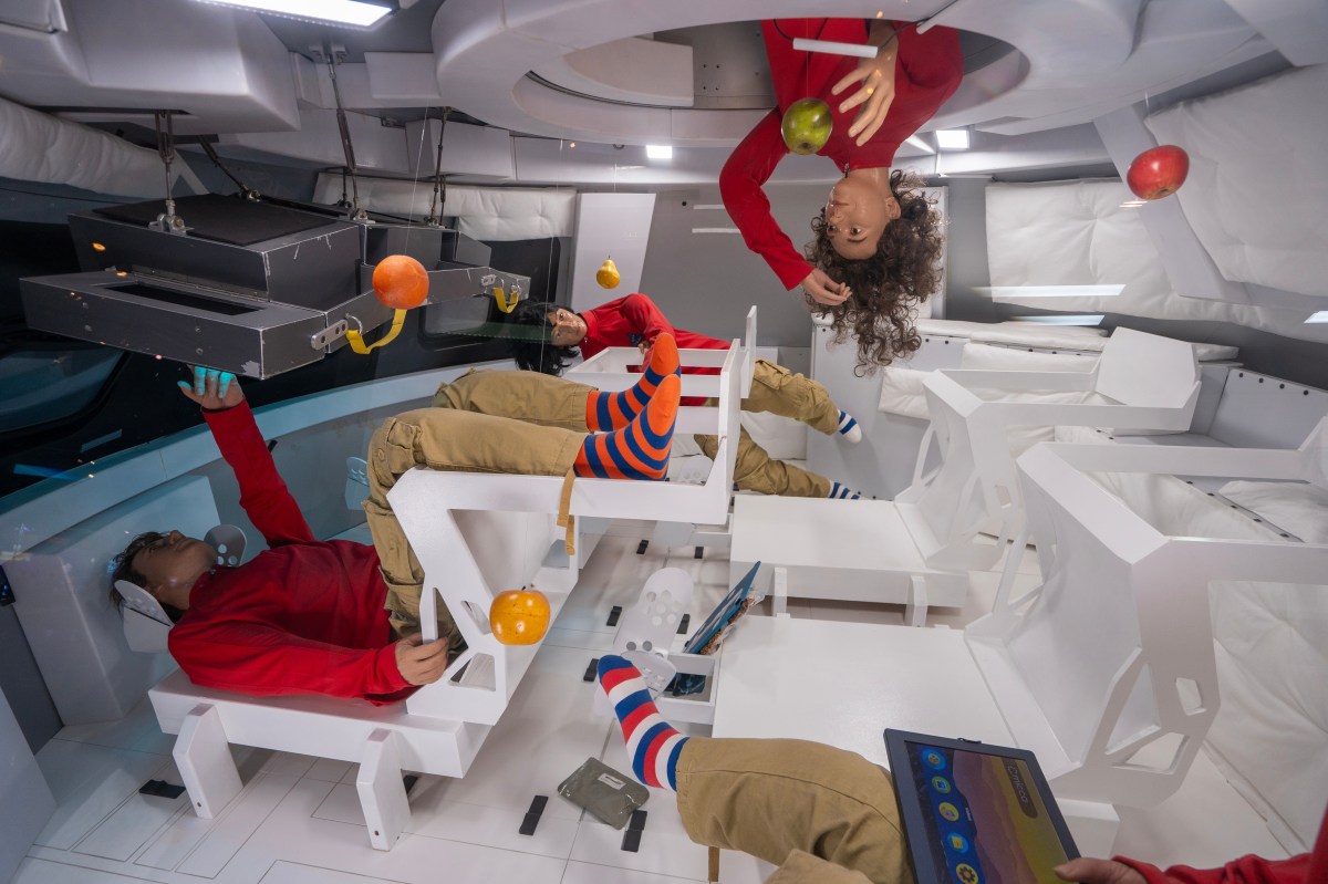 Astronauta flotando mientras prepara un plato de 'brócoli al gratín' liofilizado, adaptado a gravedad cero con tecnología NASA