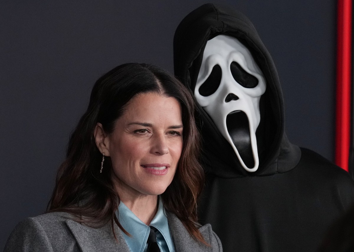 Cartel promocional de 'Scream 8' con Ghostface en un set de rodaje oscuro y la silueta de Neve Campbell al fondo