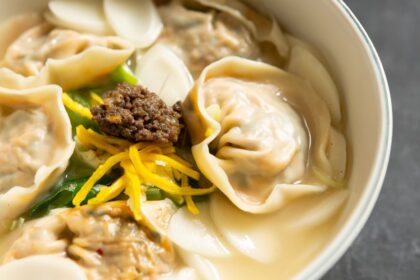 Plato de Xiao Long Bao humeantes junto a empanadillas asiáticas y pita recién horneada en un vibrante restaurante del mall, mostrando la diversidad de los 5 nuevos locales gastronómicos