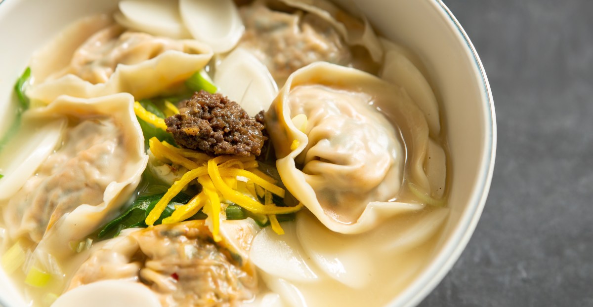 Plato de Xiao Long Bao humeantes junto a empanadillas asiáticas y pita recién horneada en un vibrante restaurante del mall, mostrando la diversidad de los 5 nuevos locales gastronómicos