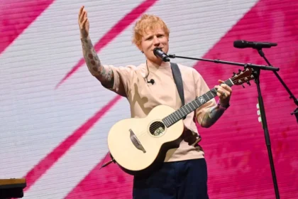Escenario del concierto de Ed Sheeran en Bogotá 2026 con platea de sillas numeradas y público disfrutando el show