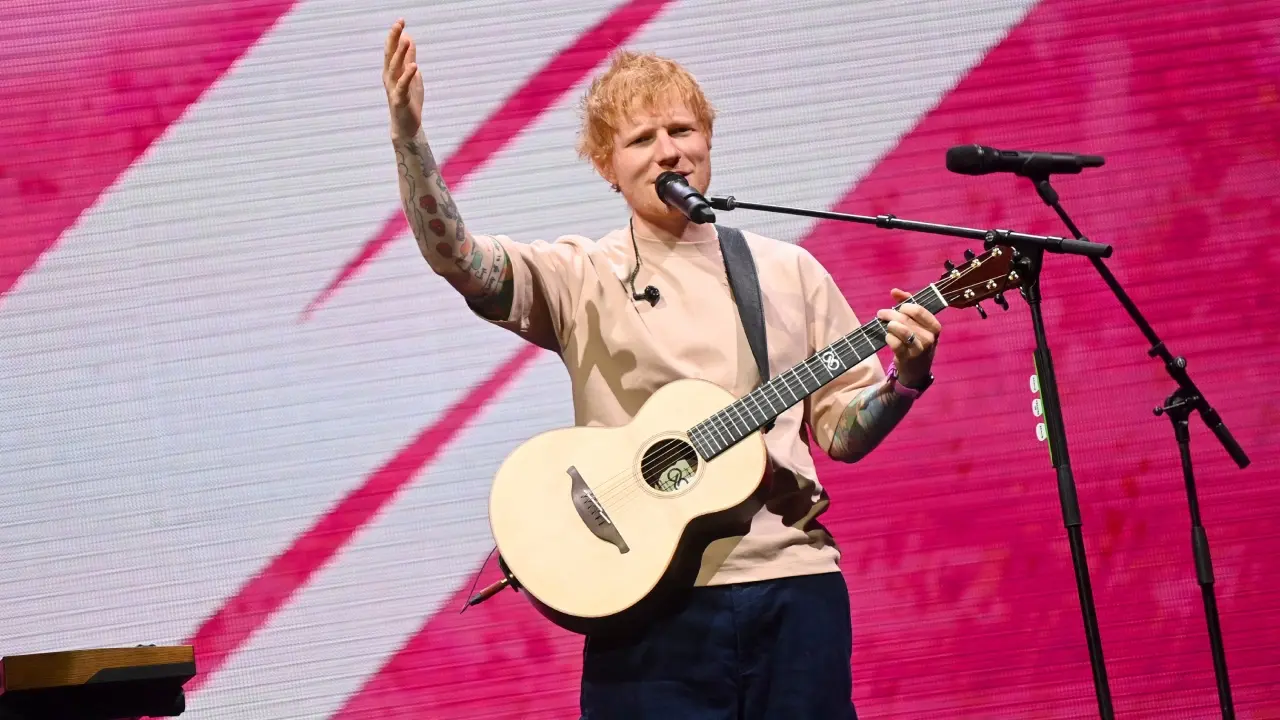 Escenario del concierto de Ed Sheeran en Bogotá 2026 con platea de sillas numeradas y público disfrutando el show
