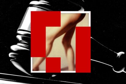 Mujer joven revisando en su laptop imágenes manipuladas de su rostro usadas en cursos clandestinos de deepfakes con IA