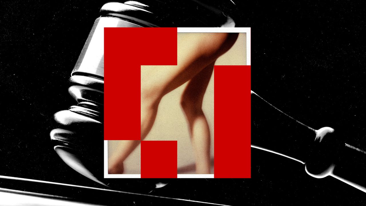 Mujer joven revisando en su laptop imágenes manipuladas de su rostro usadas en cursos clandestinos de deepfakes con IA