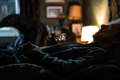 Benedict Cumberbatch abrazando a sus hijos bajo la sombra de un cuervo gigante en 'Esa cosa con alas', película sobre duelo y reconstrucción familiar