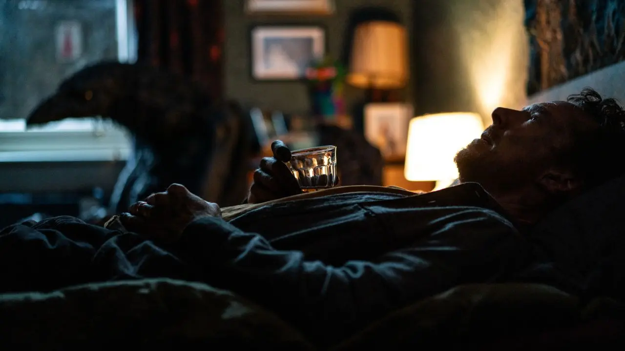 Benedict Cumberbatch abrazando a sus hijos bajo la sombra de un cuervo gigante en 'Esa cosa con alas', película sobre duelo y reconstrucción familiar
