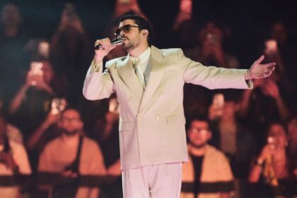 Bad Bunny en el escenario del Tipstar Dome Chiba durante su histórico concierto en Tokio grabado para el documental