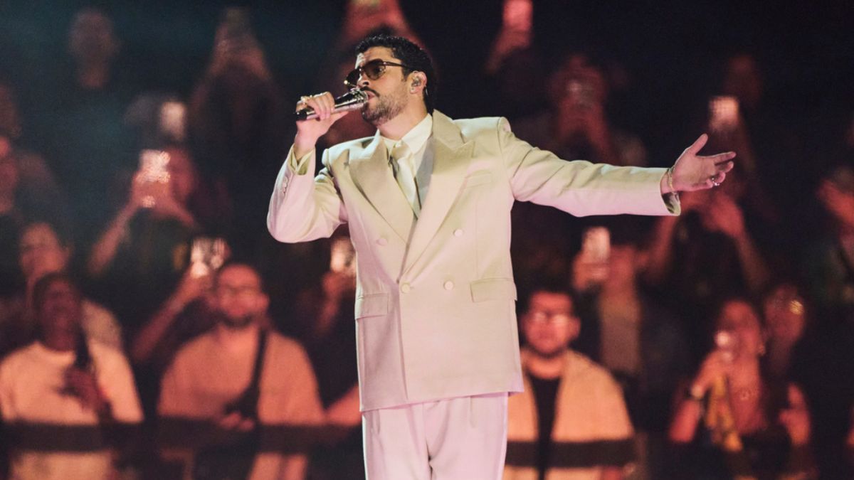Bad Bunny en el escenario del Tipstar Dome Chiba durante su histórico concierto en Tokio grabado para el documental