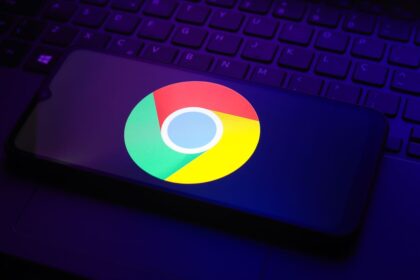 Captura de pantalla del panel lateral de Gemini en Chrome mostrando la lista de Skills con comandos IA predefinidos como 'Maximizador de proteínas' y opciones de personalización