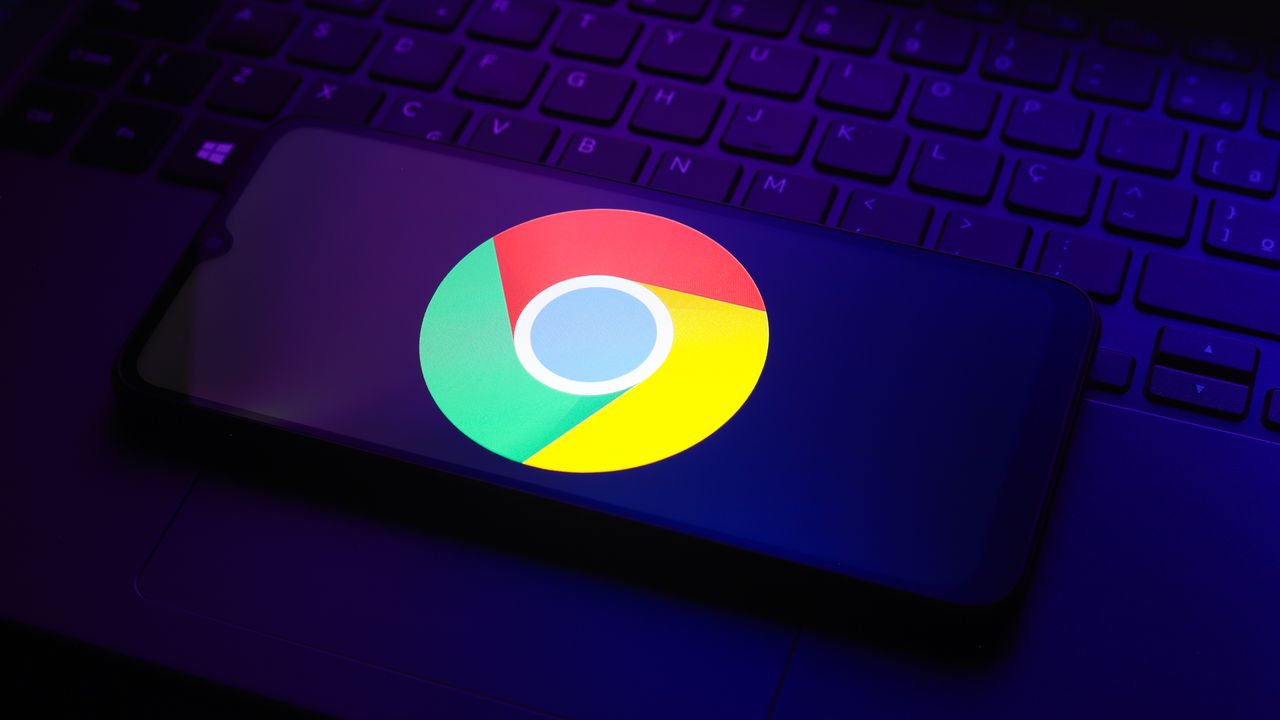 Captura de pantalla del panel lateral de Gemini en Chrome mostrando la lista de Skills con comandos IA predefinidos como 'Maximizador de proteínas' y opciones de personalización