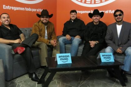Grupo Frontera junto a jugadores de la Selección Mexicana grabando el videoclip de 'Un solo corazón' en CDMX