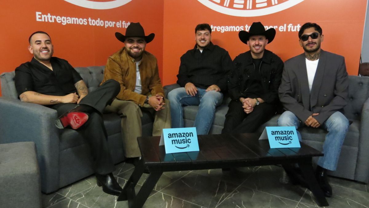 Grupo Frontera junto a jugadores de la Selección Mexicana grabando el videoclip de 'Un solo corazón' en CDMX
