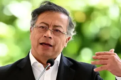 Gustavo Petro en rueda de prensa señalando documentos del Banco de la República con gráficos de tasas de interés al 11,25% en pantalla