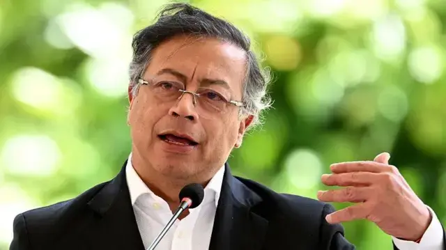 Gustavo Petro en rueda de prensa señalando documentos del Banco de la República con gráficos de tasas de interés al 11,25% en pantalla