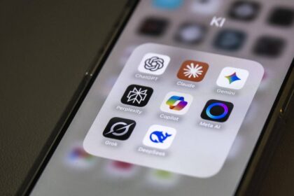 Pantalla de smartphone mostrando una app de IA generando un itinerario de viaje para Semana Santa con rutas optimizadas y actividades cercanas