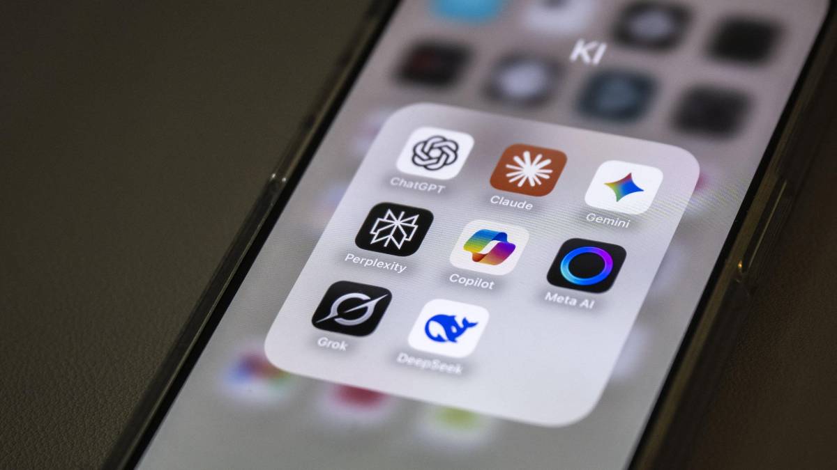Pantalla de smartphone mostrando una app de IA generando un itinerario de viaje para Semana Santa con rutas optimizadas y actividades cercanas