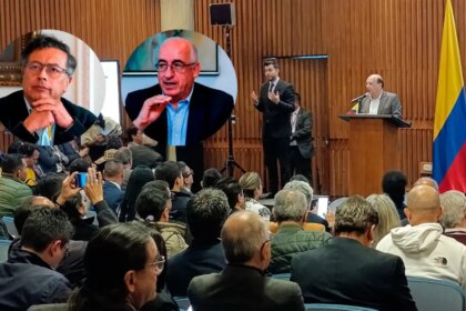 Presidente Gustavo Petro en foro económico señalando la silla vacía del gerente del Banrep Leonardo Villar