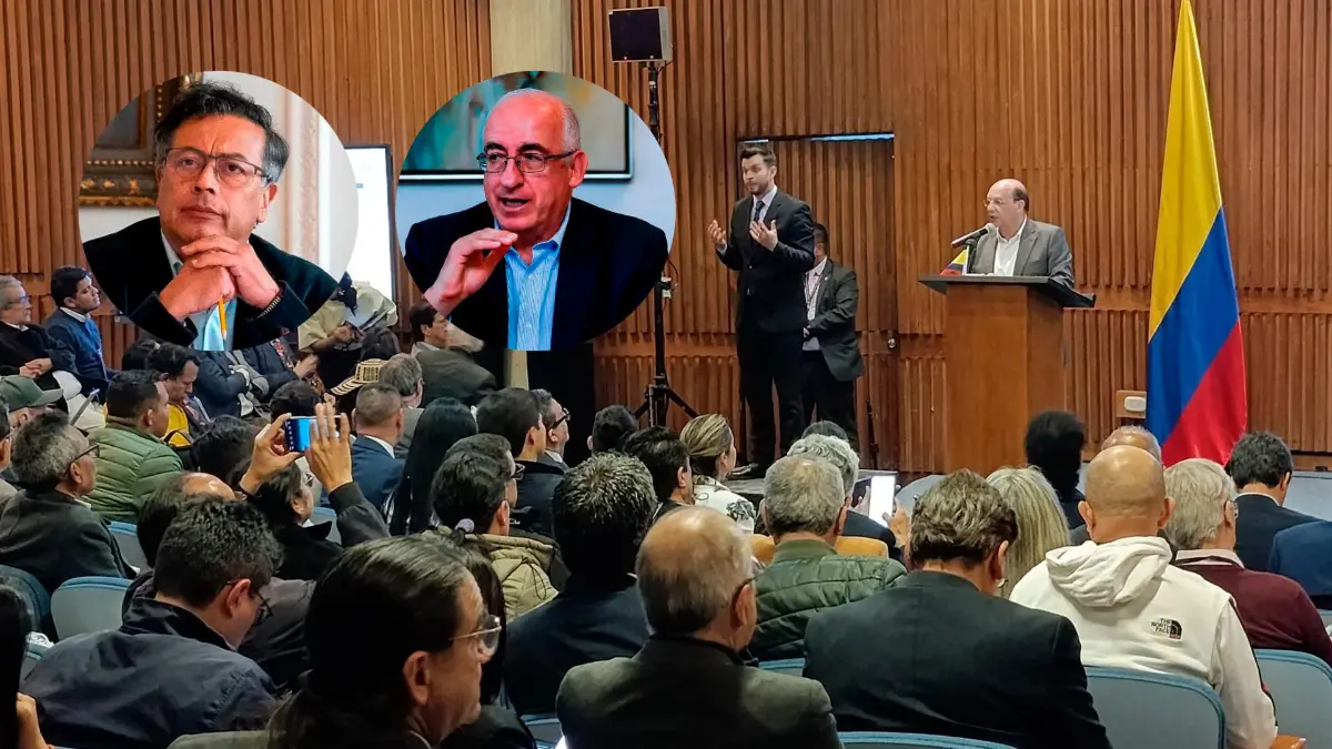 Presidente Gustavo Petro en foro económico señalando la silla vacía del gerente del Banrep Leonardo Villar