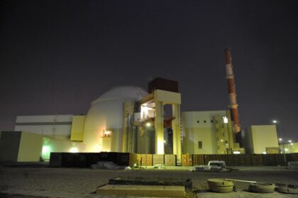 Vista aérea de la central nuclear de Bushehr en Irán con señales de daños por ataques recientes y alerta por riesgo radiactivo