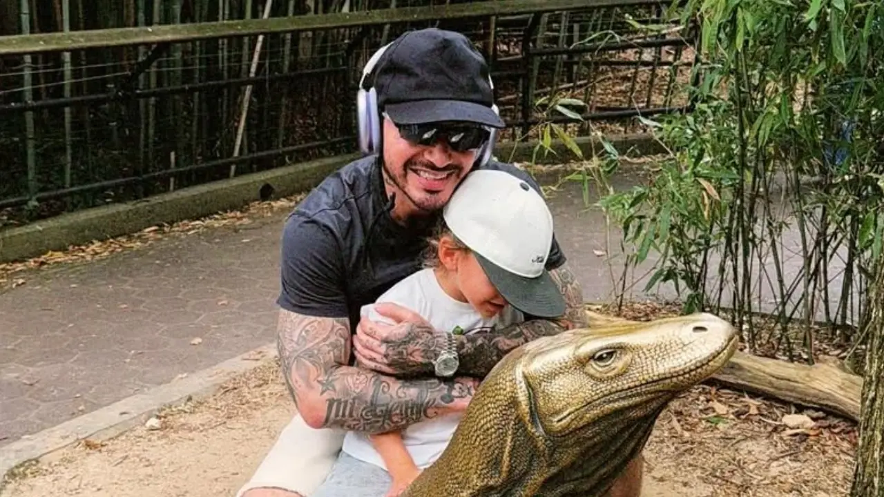 J Balvin en entrevista seria con gesto reflexivo al hablar de su hijo Río y los riesgos de la carrera musical según su experiencia con 'dolores emocionales y frustraciones'