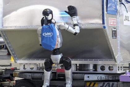 Robot humanoide cargando contenedores de mercancías en el aeropuerto de Haneda con precisión mecánica
