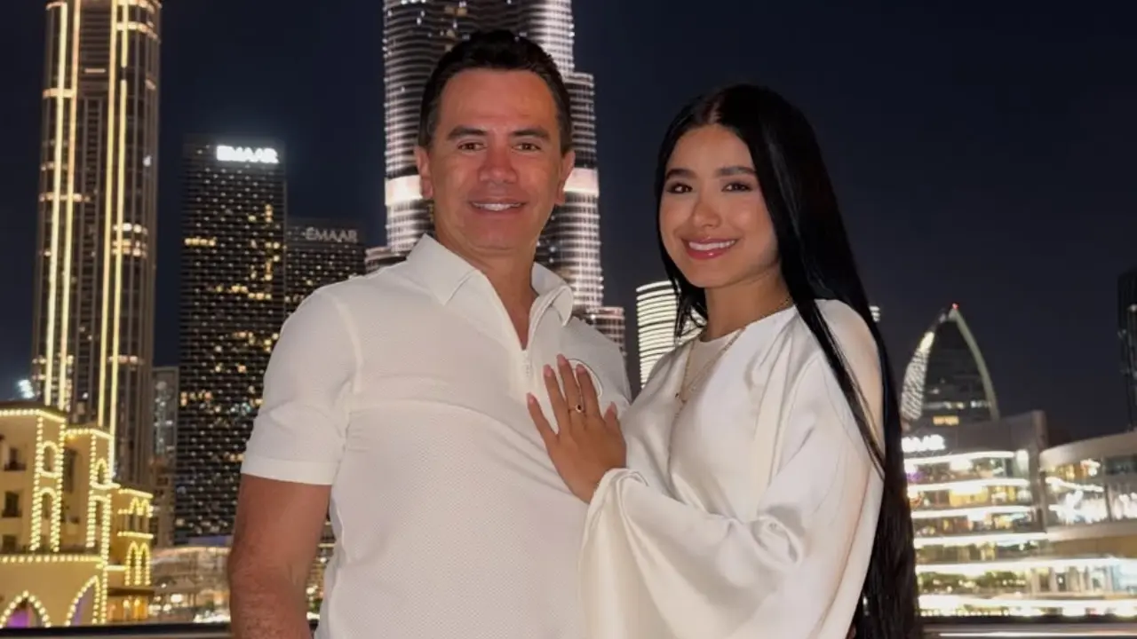 Pareja en Dubái recibiendo advertencia policial por un abrazo en público, mostrando el riesgo de gestos románticos en culturas conservadoras