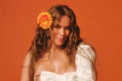 Karol G en el escenario de Coachella 2024 con producción inspirada en el Amazonas y pirotecnia durante su histórico show como headliner
